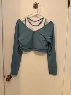 SHEIN blue long sleeve crop top with cut out detail. Built in cups Size: XL NWOT